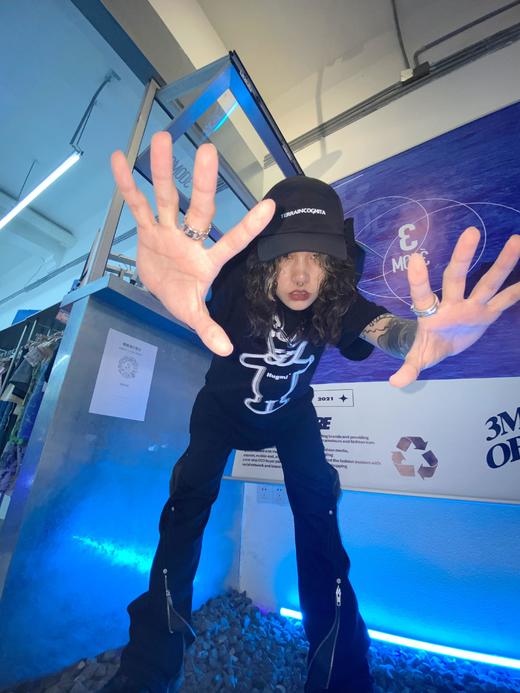 HUGMI 站立瞌睡狗狗重叠印花T恤 商品图3