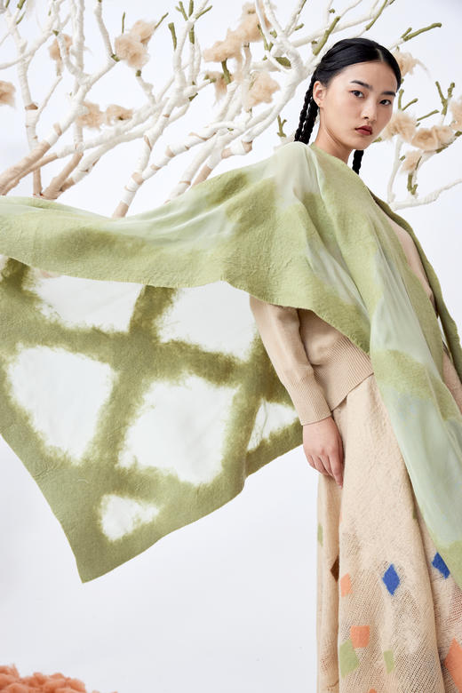  真丝羊绒相拼手工毛毡斗篷披肩 SJF93P453N 商品图0