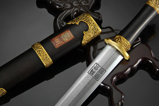 新月短剑 ▏《龙门飞甲》电影剑 百炼折叠锻造花纹钢刃 名贵黑檀木鞘 纯铜手雕剑装（未开刃） 商品图6