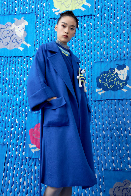 双层领宽袖水波纹羊绒呢女长大衣 SJF93W845N 商品图3