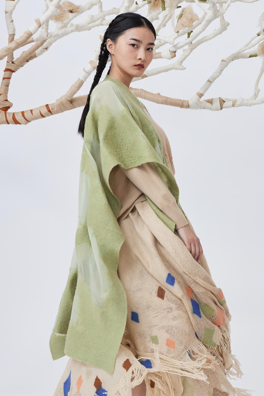  真丝羊绒相拼手工毛毡斗篷披肩 SJF93P453N 商品图1