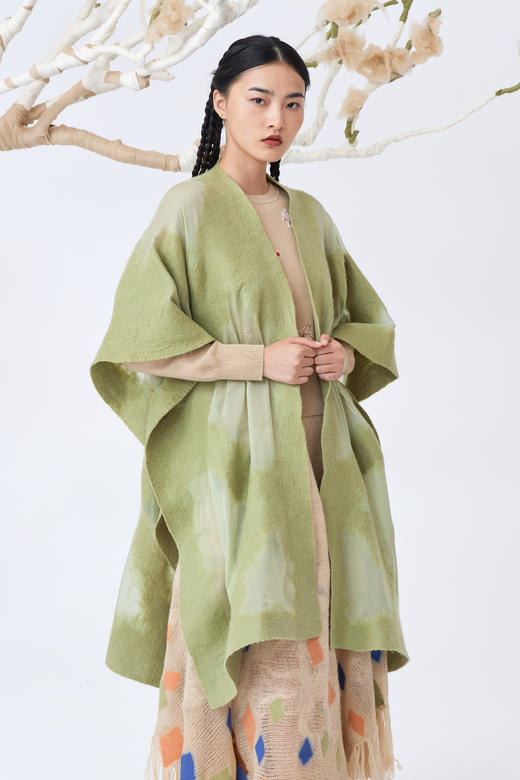  真丝羊绒相拼手工毛毡斗篷披肩 SJF93P453N 商品图2