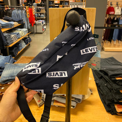 Levi’s李维斯 男女同款品牌斜跨字母拉链休闲胸包腰包 商品图1