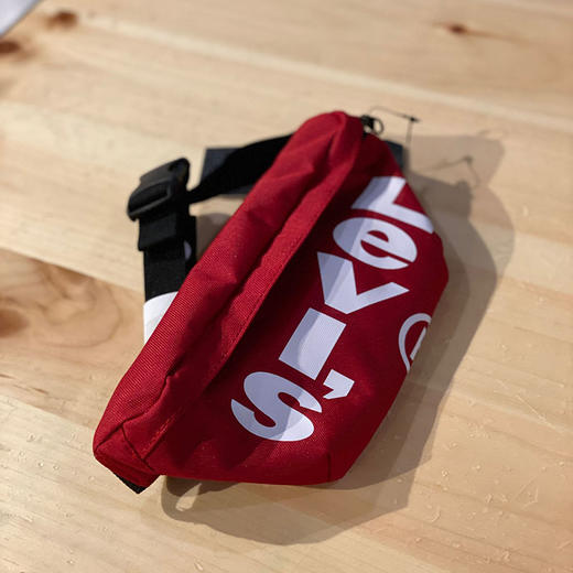 Levi’s李维斯 男女同款品牌斜跨字母拉链休闲胸包腰包 商品图3