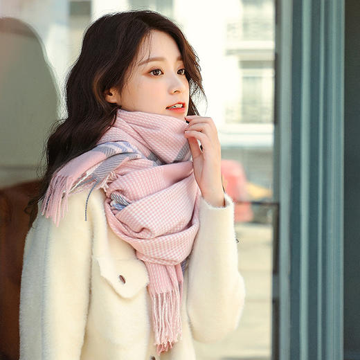 【衣橱常备！超百搭超好看】轻奢感仿羊绒围巾，优雅时尚，软糯手感，微弹不紧绷，加厚保暖流苏围脖/披肩/毛毯多用 商品图1