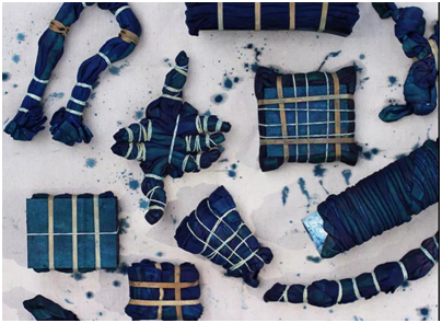 扎染的制作工具很简单,需要扎染染料,空白棉方巾和t恤,扎染棉线,手