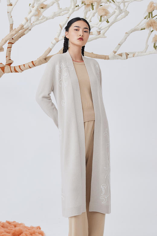 手工绣花羊绒针织女长开衫 SJF93W416N 商品图4