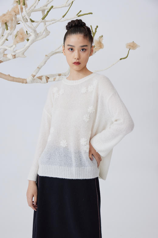 疗愈羊绒|手工绣花圆领宽松女套衫 SJF93W413N 商品图0