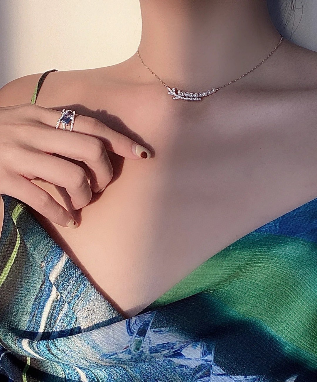 何F，雪枝珍珠项链