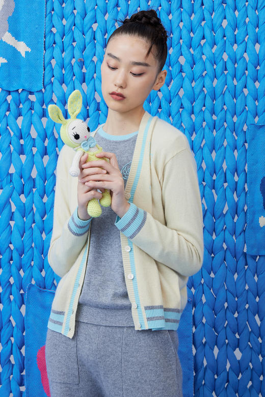 V领手工绣花羊绒女开衫 SJF93W437N 商品图0