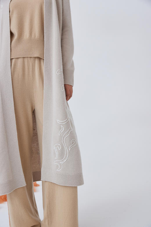 手工绣花羊绒针织女长开衫 SJF93W416N 商品图5