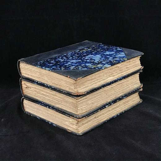 【法语】1928年 缪塞《喜剧与谚语》（全3卷） 查尔斯·马丁数十幅插图 真皮精装18开 商品图1