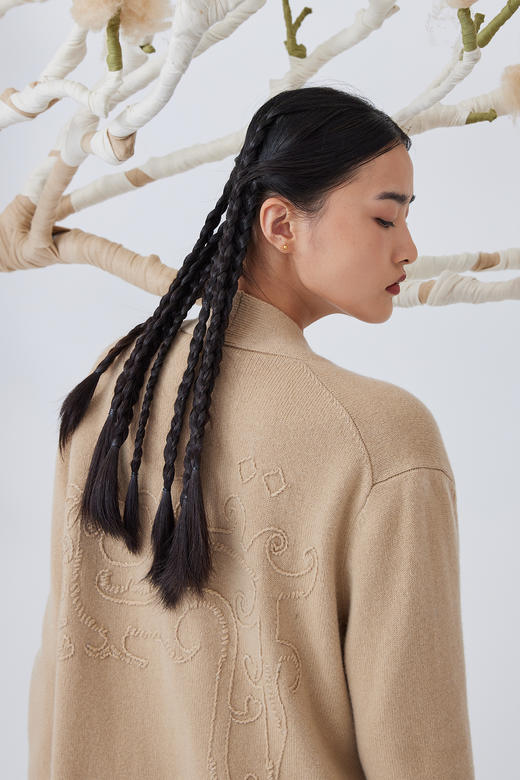 手工绣花羊绒针织女长开衫 SJF93W416N 商品图1