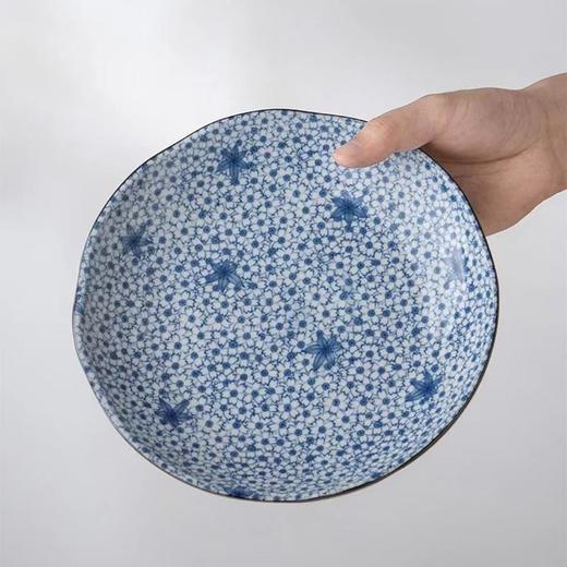 古染蓝绘9.0英寸圆盘  |  日本和风经典之作，复刻染锦古瓷经典蓝色，可在微波炉、洗碗机、消毒柜等家电中使用，不窠臼的荷叶边不规则盘口设计。 商品图3
