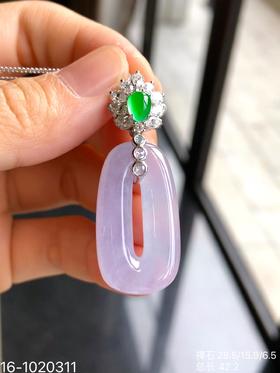 🧚‍♀️少女的方扣子吊坠，纯净细腻高冰种，梦幻玛卡龙紫罗兰色系，厚庄且水润感满满，线条流畅优美，像少女般充满胶原蛋白[偷笑]，纯情而生动！新品价76999[色][色]【16-1020311】