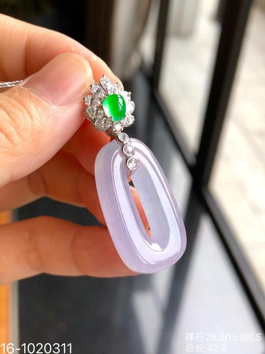 🧚‍♀️少女的方扣子吊坠，纯净细腻高冰种，梦幻玛卡龙紫罗兰色系，厚庄且水润感满满，线条流畅优美，像少女般充满胶原蛋白[偷笑]，纯情而生动！新品价76999[色][色]【16-1020311】 商品图2