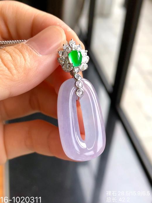 🧚‍♀️少女的方扣子吊坠，纯净细腻高冰种，梦幻玛卡龙紫罗兰色系，厚庄且水润感满满，线条流畅优美，像少女般充满胶原蛋白[偷笑]，纯情而生动！新品价76999[色][色]【16-1020311】 商品图3