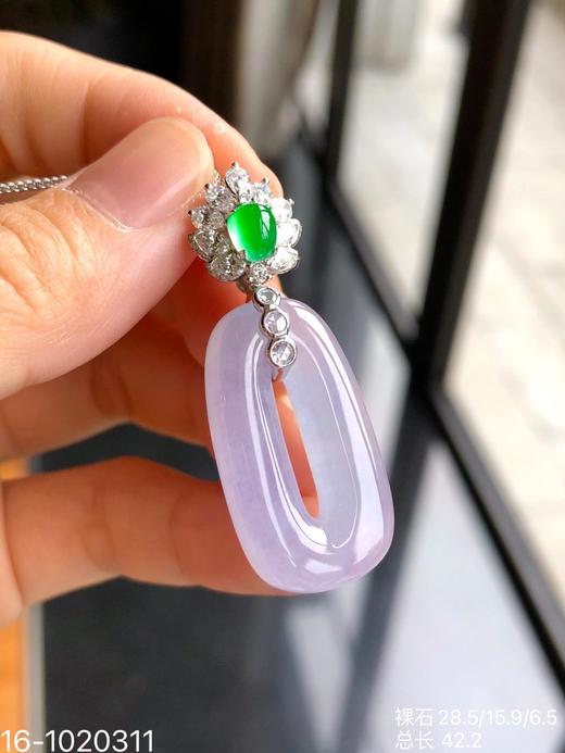 🧚‍♀️少女的方扣子吊坠，纯净细腻高冰种，梦幻玛卡龙紫罗兰色系，厚庄且水润感满满，线条流畅优美，像少女般充满胶原蛋白[偷笑]，纯情而生动！新品价76999[色][色]【16-1020311】 商品图1