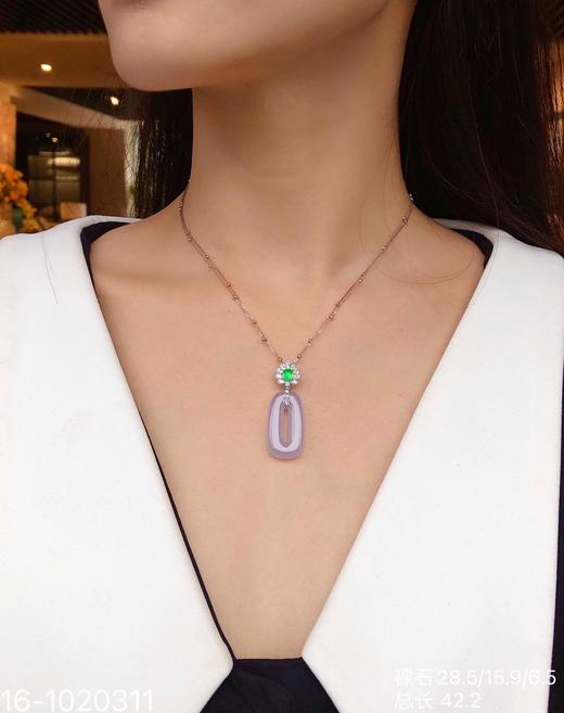 🧚‍♀️少女的方扣子吊坠，纯净细腻高冰种，梦幻玛卡龙紫罗兰色系，厚庄且水润感满满，线条流畅优美，像少女般充满胶原蛋白[偷笑]，纯情而生动！新品价76999[色][色]【16-1020311】 商品图4