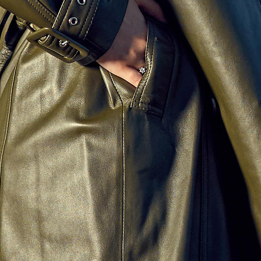 【伯妮斯茵】  6P6611--军绿绵羊皮长款大衣《撑阳伞的女人》《画尽世界光影，只为挚爱的女人》 商品图5