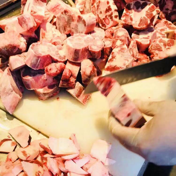 新西兰草饲牛尾，草饲嫩牛尾，健康好吃！牛肉生鲜冷冻天然原产，带骨煲汤，去肥，应季，贴贴秋膘，御寒。新西兰牛尾，肉多，筋多，骨髓多