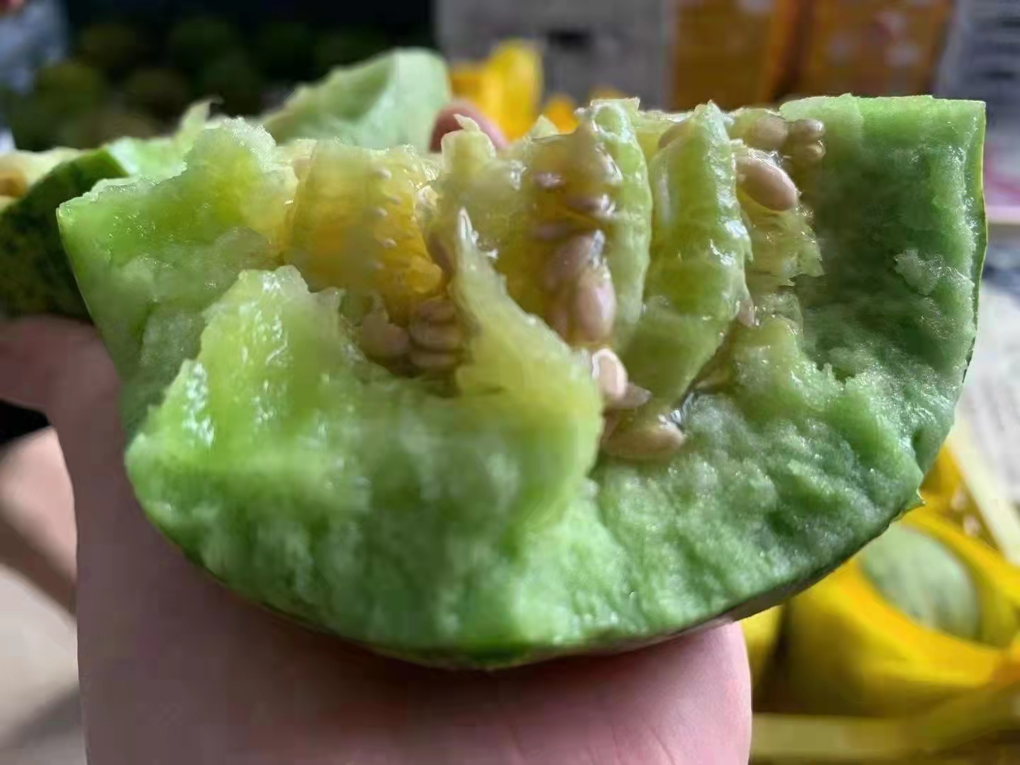 细嫩可口,香甜多汁,隔着果皮都能闻到瓜的香味,一口下去,齁甜齁