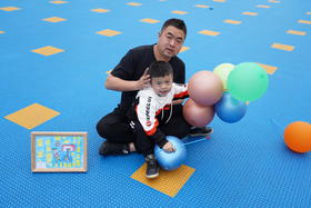 《山区幼儿园建起了多功能运动场》