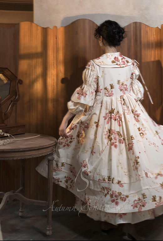 Renlisu ×AS 浅麦色叠领石榴印花露肩袖连衣裙 商品图1