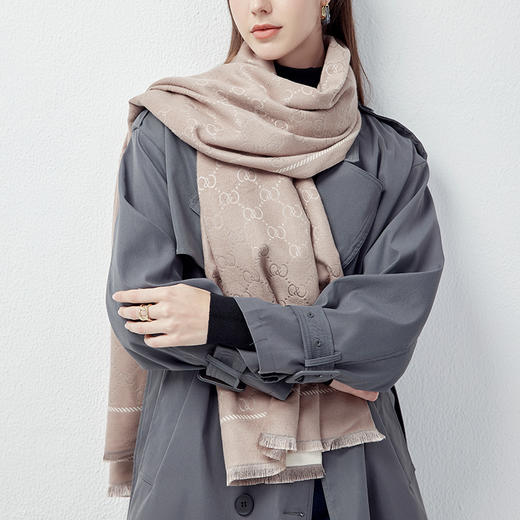 「明星同款」C&C时尚轻奢感羊羔绒围巾 重工工艺 软糯手感 微弹不紧绷 一款双面随意搭 围巾/大披肩/毛毯多用 商品图4