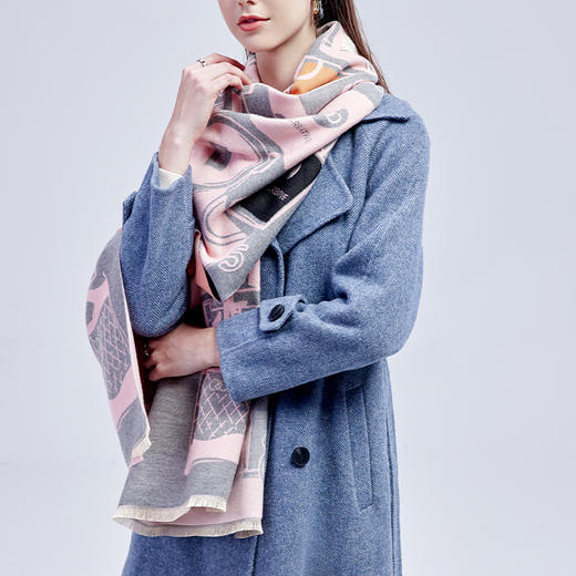 「明星同款」C&C时尚轻奢感羊羔绒围巾 重工工艺 软糯手感 微弹不紧绷 一款双面随意搭 围巾/大披肩/毛毯多用 商品图6