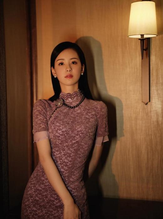 荷言HEYEN 烟紫纷纷【明星同款】植绒镂空蕾丝面料+玫瑰盘口胸针+手工钉珠 商品图0