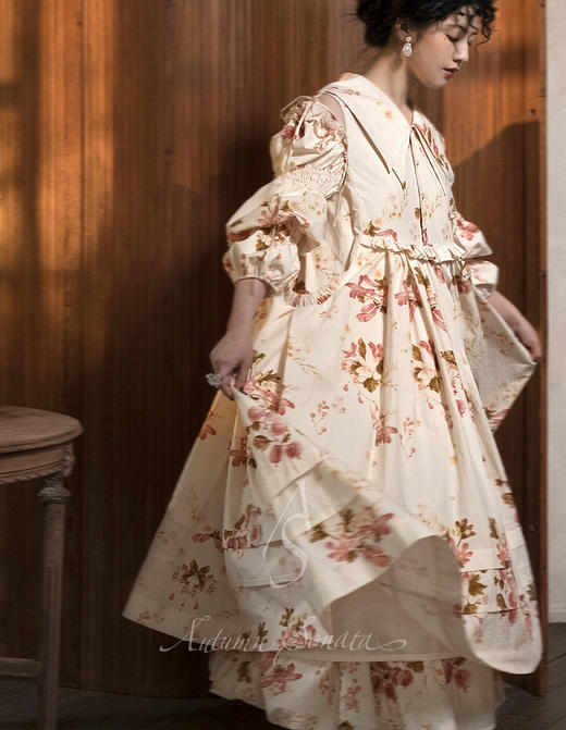 Renlisu ×AS 浅麦色叠领石榴印花露肩袖连衣裙 商品图0