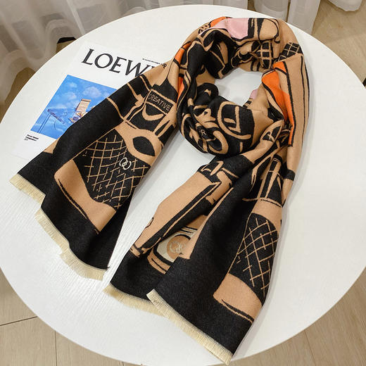 「明星同款」C&C时尚轻奢感羊羔绒围巾 重工工艺 软糯手感 微弹不紧绷 一款双面随意搭 围巾/大披肩/毛毯多用 商品图8