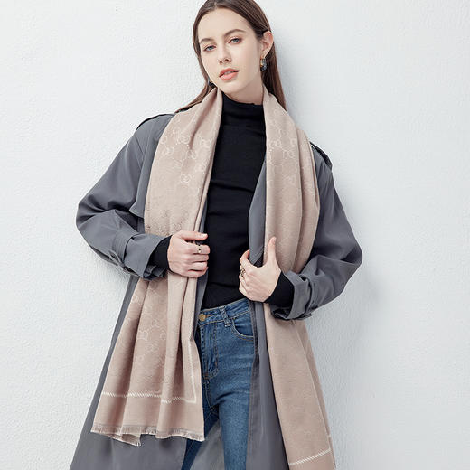 「明星同款」C&C时尚轻奢感羊羔绒围巾 重工工艺 软糯手感 微弹不紧绷 一款双面随意搭 围巾/大披肩/毛毯多用 商品图11