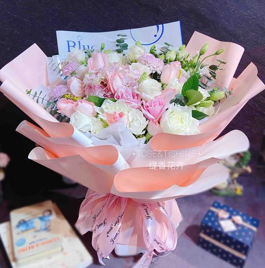 【甜美典藏】11朵粉玫瑰➕9朵白玫瑰➕粉绣球➕洋桔梗精品时尚花束 商品图0
