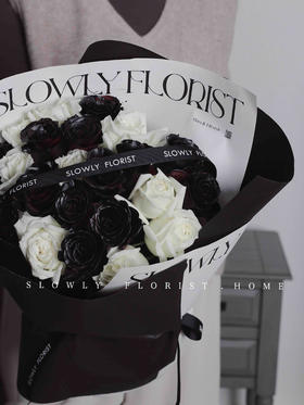 小香风黑白玫瑰花束