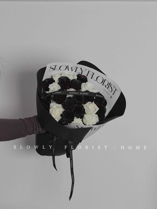 小香风黑白玫瑰花束 商品图5