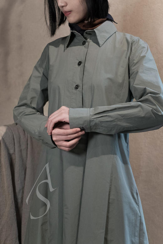 Margaret Howell  葭绿色/乌紫色偏光尖领系扣长袖连衣裙 商品图1