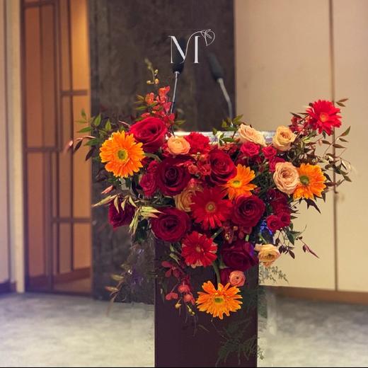 骏业红色系悬挂讲台插花