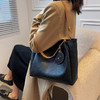 大容量女包2021新款秋季压花纯色单肩通勤包洋气休闲手提托特大包 商品缩略图0