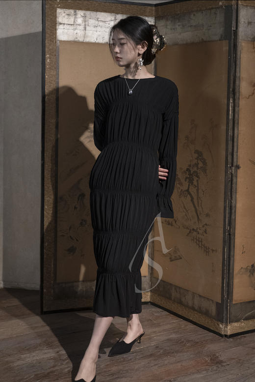 TOTEME  黑色绉纱褶皱长袖连衣裙 商品图0