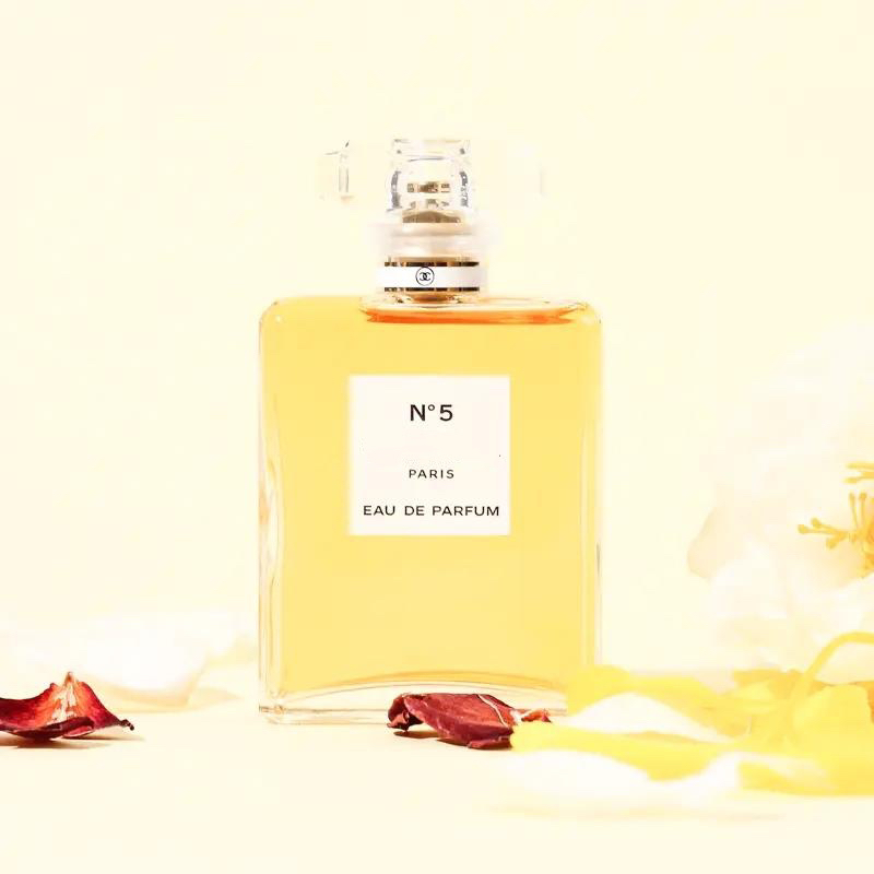 5号 N°5「女人不应该闻起来像花 女人应该闻起来像女人」
