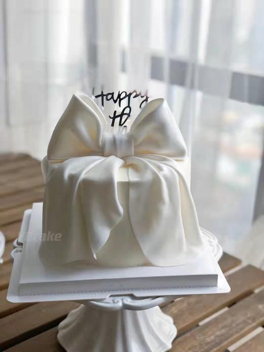 蛋糕定制—蝴蝶结蛋糕 商品图0