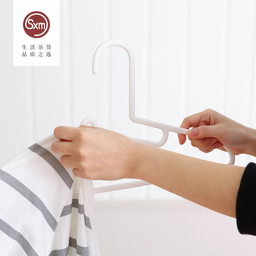 孙小美简约干湿衣架4个/捆 无痕家用防肩角毛衣架防变形挂大衣服挂钩不起包防滑晒衣架子（颜色随机） 商品图4