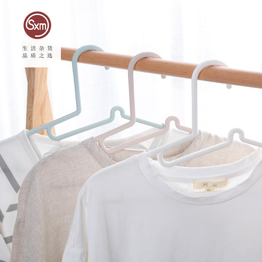孙小美简约干湿衣架4个/捆 无痕家用防肩角毛衣架防变形挂大衣服挂钩不起包防滑晒衣架子（颜色随机） 商品图1