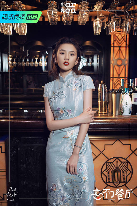 荷言HEYEN•梦回梨园【明星同款宋祖儿】日本进口蓝色珠光缎面料+整身云梦梨园妙景重工刺绣+手工钉珠绲边点缀 商品图4