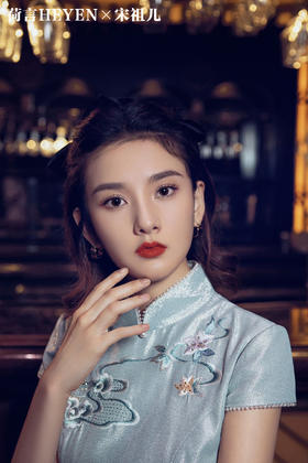 荷言HEYEN•梦回梨园【明星同款宋祖儿】日本进口蓝色珠光缎面料+整身云梦梨园妙景重工刺绣+手工钉珠绲边点缀