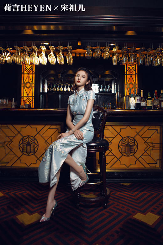 荷言HEYEN•梦回梨园【明星同款宋祖儿】日本进口蓝色珠光缎面料+整身云梦梨园妙景重工刺绣+手工钉珠绲边点缀 商品图2