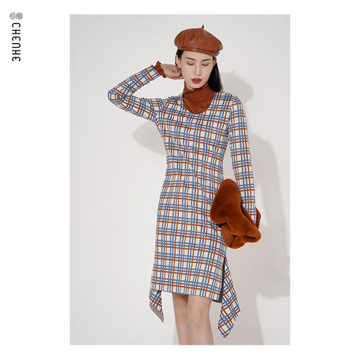 臣禾圆领彩色格纹不对称鱼尾裙摆连衣裙9203020377 商品图1