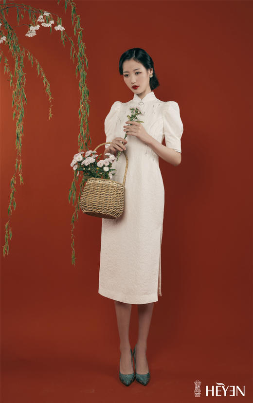 荷言HEYEN 作芳尘 【明星同款】 白色真丝提花冠乐绉面料+时尚泡泡袖+手工如意盘扣+花瓣设计领口+搭配施华洛世奇烫钻 商品图6